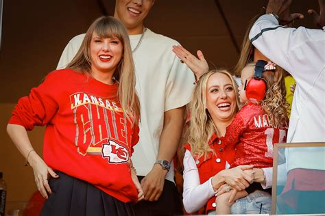 abito versace taylor swift|Iconic Designer's Message to Taylor Swift at Chiefs Game Goes .